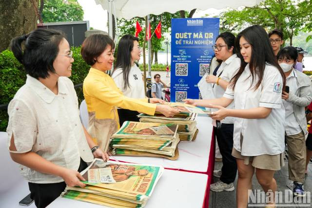 [Photo] Une affluence de visiteurs à l’exposition photographique « Rayonne le nom de l’Oncle Hô » ảnh 11