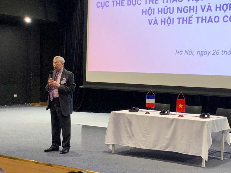 Le secrétaire général de l’Association francophone pour le sport, Co Minh Duc, un Français d’origine vietnamienne, prend la parole lors de l'événement. Photo : Minh Hanh/NDEL.