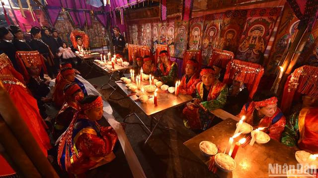 Les hommes et femmes sont assis séparément pendant la cérémonie. Photo : nhandan.vn Les hommes et femmes sont assis séparément pendant la cérémonie. Photo : nhandan.vn