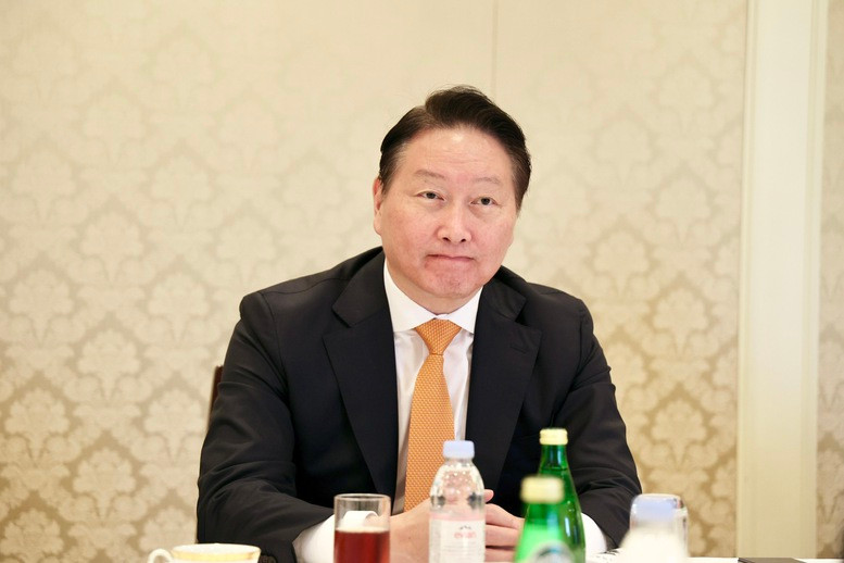 Le président Tae-Won Chey a présenté en détail plusieurs éléments relatifs aux propositions d’investissement du groupe SK. Photo : VGP. Le président Tae-Won Chey a présenté en détail plusieurs éléments relatifs aux propositions d’investissement du groupe SK. Photo : VGP.