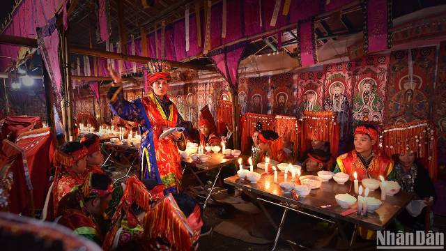 Les officiants sont des personnes qui connaissent parfaitement les étapes de la cérémonie. Photo : nhandan.vn Les officiants sont des personnes qui connaissent parfaitement les étapes de la cérémonie. Photo : nhandan.vn