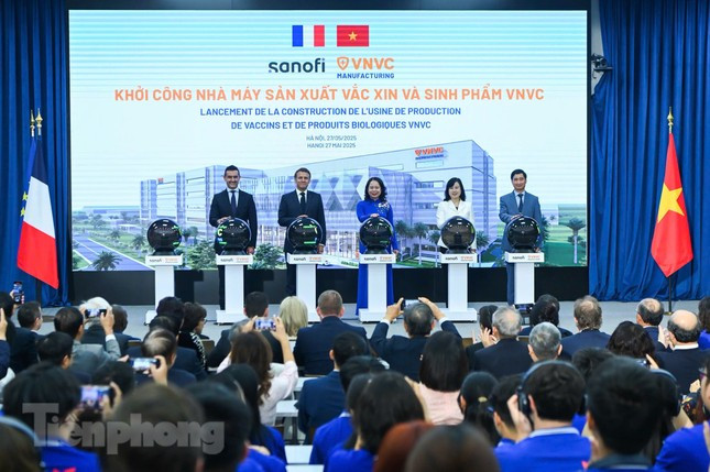 La Vice-Présidente vietnamienne, le Président Macron, la ministre vietnamienne de la Santé, Dao Hong Lan, ainsi que des dirigeants de Sanofi et de VNVC appuient ensemble sur le bouton symbolique marquant le début des travaux de l’usine. Photo : tienphong.vn La Vice-Présidente vietnamienne, le Président Macron, la ministre vietnamienne de la Santé, Dao Hong Lan, ainsi que des dirigeants de Sanofi et de VNVC appuient ensemble sur le bouton symbolique marquant le début des travaux de l’usine. Photo : tienphong.vn