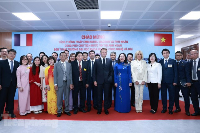 La vice-présidente Vo Thi Anh Xuan, le président Macron et son épouse posent pour une photo avec des responsables et dirigeants de l’USTH. Photo : tienphong.vn La vice-présidente Vo Thi Anh Xuan, le président Macron et son épouse posent pour une photo avec des responsables et dirigeants de l’USTH. Photo : tienphong.vn