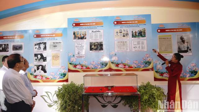 135 documents et images exposés dans cette exposition thématique illustrent l’amour profond du Président Hô Chi Minh pour le Sud et la profonde affection du peuple du Sud envers le Président. Cet attachement fut l’un des facteurs clés ayant contribué à la Grande victoire du Printemps de 1975, qui a conduit à la libération complète du Sud et à la réunification du pays. Photo : nhandan.vn