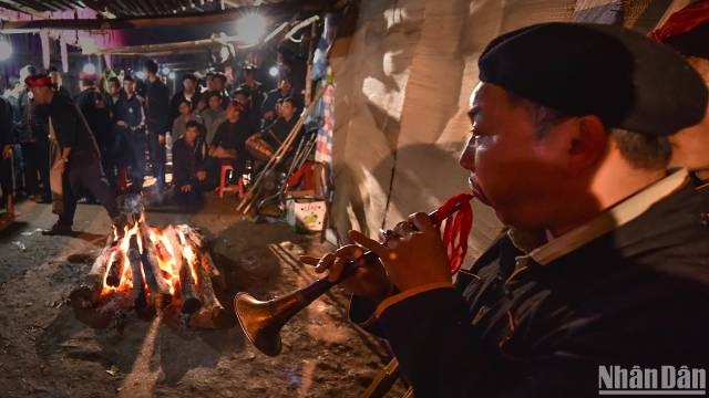 Chaque geste rituel exprime le savoir culturel local. Photo : nhandan.vn Chaque geste rituel exprime le savoir culturel local. Photo : nhandan.vn