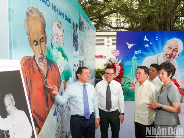 Les délégués visitent l’espace d’exposition. Photo : nhandan.vn