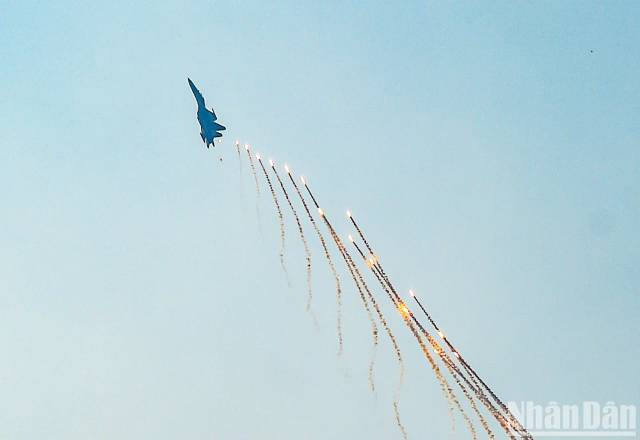 [Photos] Spectaculaire démonstration de l’Armée de l’air à l’occasion du 50e anniversaire de la Libération du Sud et de la Réunification du pays ảnh 6