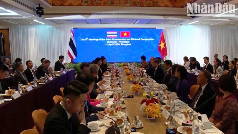 La vue générale de la 5e réunion du Comité mixte de coopération bilatérale Vietnam - Thaïlande. Photo : nhandan.vn La vue générale de la 5e réunion du Comité mixte de coopération bilatérale Vietnam - Thaïlande. Photo : nhandan.vn