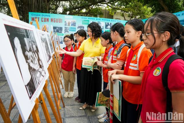 Les élèves peuvent également « toucher » des objets inestimables liés à l’Oncle Hô et à ses activités auprès de la jeunesse, dans un esprit de transmission des valeurs aux jeunes générations afin qu’elles suivent son exemple. Photo : nhandan.vn