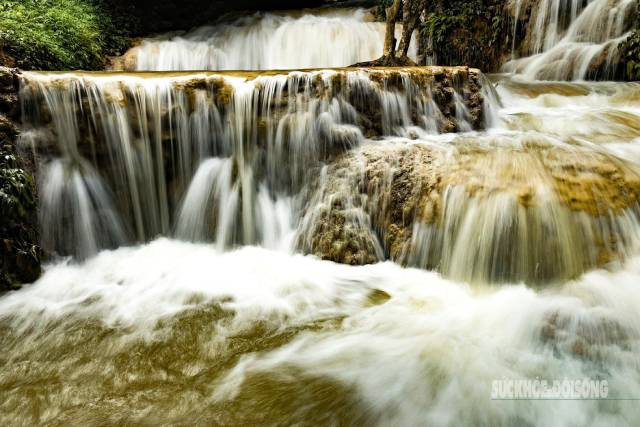 Outre les rizières luxuriantes, les voyageurs peuvent admirer le ruisseau Hieu, aux eaux limpides, qui serpente à travers les villages et apporte la fraîcheur vivifiante des montagnes. Photo: suckhoedoisong.vn