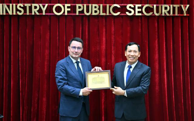 Le vice-ministre vice-ministre de la Sécurité publique, Le Van Tuyen, offre un souvenir à M. Alexandre Ziegler, vice-président exécutif responsable de la défense du groupe français Safran Electronics & Défense. Photo : cand.com.vn Le vice-ministre vice-ministre de la Sécurité publique, Le Van Tuyen, offre un souvenir à M. Alexandre Ziegler, vice-président exécutif responsable de la défense du groupe français Safran Electronics & Défense. Photo : cand.com.vn