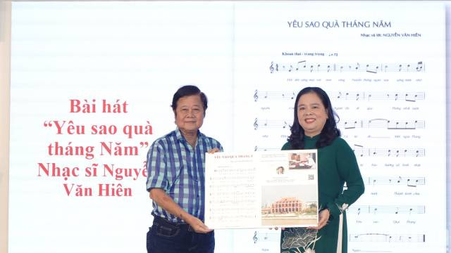 La chanson « Yeu sao qua thang 5 » (Quel merveilleux mois de mai) du compositeur Nguyen Van Hien, master en musicologie, ancien membre du comité exécutif de l’Association des musiciens vietnamiens, et ancien vice-président de l’Association musicale de Hô Chi Minh-Ville. Photo : nhandan.vn