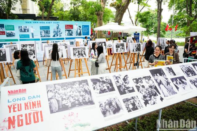 Elle est structurée en trois parties : « Hô Chi Minh - Portrait d’un homme », « L’amour du peuple envers Hô Chi Minh » et « L’Oncle Hô et le Journal Nhân Dân ». Photo : nhandan.vn