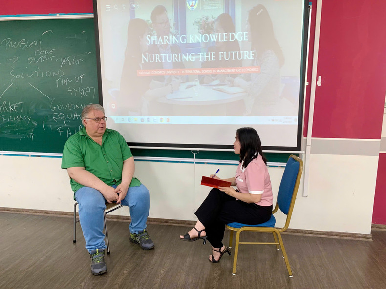 Entretien entre la journaliste du journal Nhân Dân et M. Daniel Van Houtte sur les changements du Vietnam depuis la réunification. Photo: Minh Hanh/NDEL Entretien entre la journaliste du journal Nhân Dân et M. Daniel Van Houtte sur les changements du Vietnam depuis la réunification. Photo: Minh Hanh/NDEL