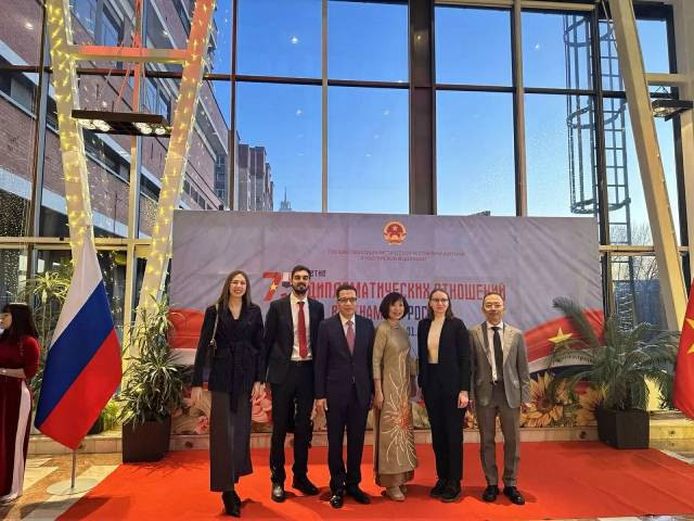 L’ambassadeur Dang Minh Khoi et son épouse (au centre), le conseiller commercial Duong Hoang Minh (tout à droite), ainsi que des entrepreneurs russes, lors de la célébration du 75e anniversaire de l’établissement des relations diplomatiques Vietnam–Russie, en mars 2025. Photo : baoquocte.vn