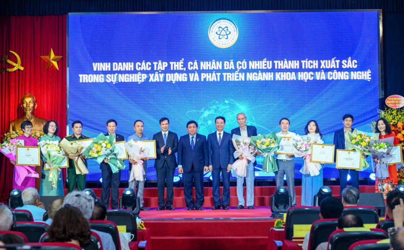 La professeure Pham Thanh Nga, aux côtés de Misa, GrowMax et MedCAT, fait partie des personnes et organisations honorées à l’occasion de cette Journée des sciences et technologies 2025. Photo: vnexpress.net La professeure Pham Thanh Nga, aux côtés de Misa, GrowMax et MedCAT, fait partie des personnes et organisations honorées à l’occasion de cette Journée des sciences et technologies 2025. Photo: vnexpress.net