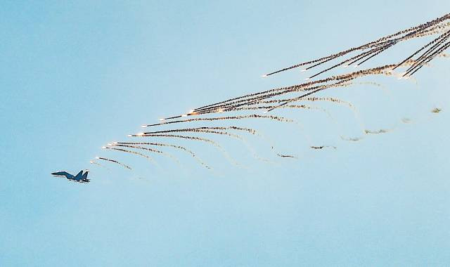 Des habitants regardent les hélicoptères survoler la zone du marché Ben Thanh, symbole emblématique de la ville. Photo : nhandan.vn Des habitants regardent les hélicoptères survoler la zone du marché Ben Thanh, symbole emblématique de la ville. Photo : nhandan.vn