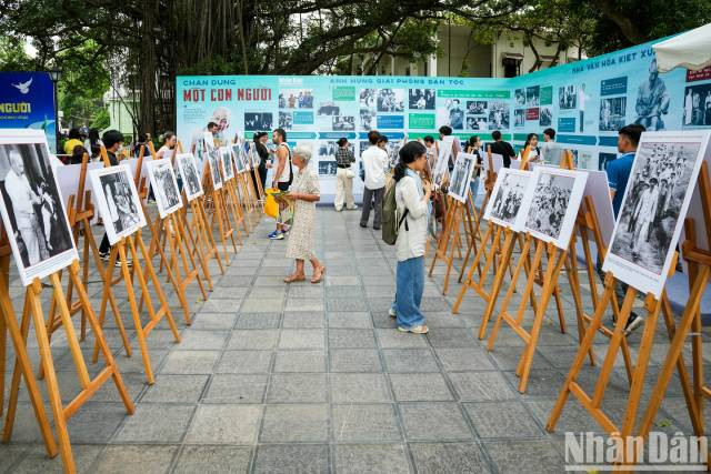 L’exposition offre un espace de présentation d’images sur le Président Hô Chi Minh, mêlant des clichés familiers et des œuvres artistiques peu connues du grand public. Photo : nhandan.vn