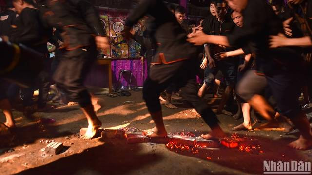 Danses rituelles lors de la cérémonie. Photo : nhandan.vn Danses rituelles lors de la cérémonie. Photo : nhandan.vn