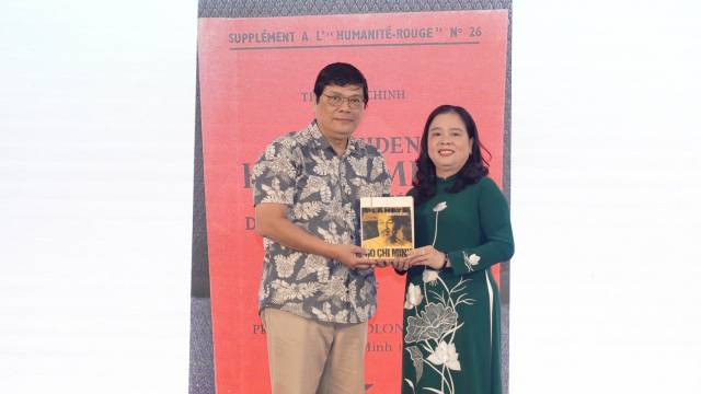 Tran Huu Phuc Tien, représentant Philippe Chaplain, a remis au Musée Hô Chi Minh - branche de Hô Chi Minh-Ville plusieurs livres en français sur le Président, dont : Le Testament du Président Hô Chi Minh, l’appel et l’oraison funèbre du Comité central du Parti du Travail du Vietnam, en versions bilingues français-vietnamien, publiées en 1969 après le décès du Président Hô Chi Minh. Photo : nhandan.vn