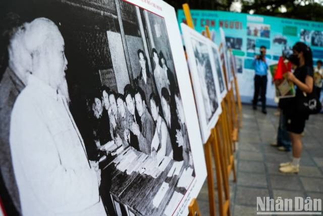 Les photographies exposées reflètent l’image de l’Oncle Hô dans le cœur du peuple à travers tout le pays. Photo : nhandan.vn
