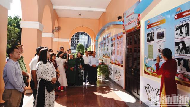 Un grand nombre de visiteurs ont écouté la présentation sur Saïgon - Gia Dinh dans les années 1910, époque où Nguyên Tât Thành partit chercher la voie du salut national. Photo : nhandan.vn