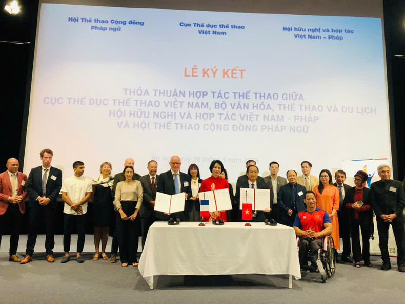 Cérémonie de signqture du protocole de coopération a été signé entre le Département des Sports (relevant du ministère de la Culture, des Sports et du Tourisme), l’Association d’amitié et de coopération Vietnam - France, et l’Association francophone pour le sport. Photo : Minh Hanh/NDEL.