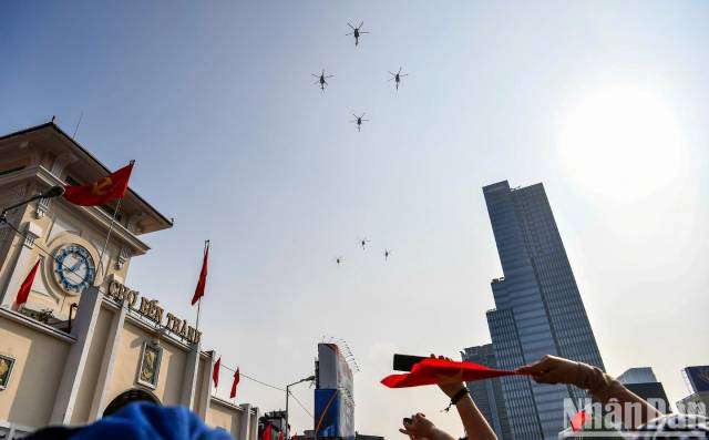 Le Su-30MK2 réalise un largage de leurres thermiques, créant un spectacle visuel saisissant dans le ciel. Photo : nhandan.vn Le Su-30MK2 réalise un largage de leurres thermiques, créant un spectacle visuel saisissant dans le ciel. Photo : nhandan.vn