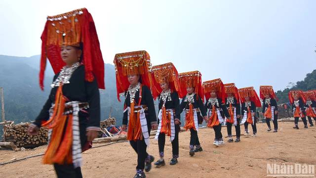 Des femmes portent leur costume traditionnel pendant la cérémonie. Photo : nhandan.vn Des femmes portent leur costume traditionnel pendant la cérémonie. Photo : nhandan.vn