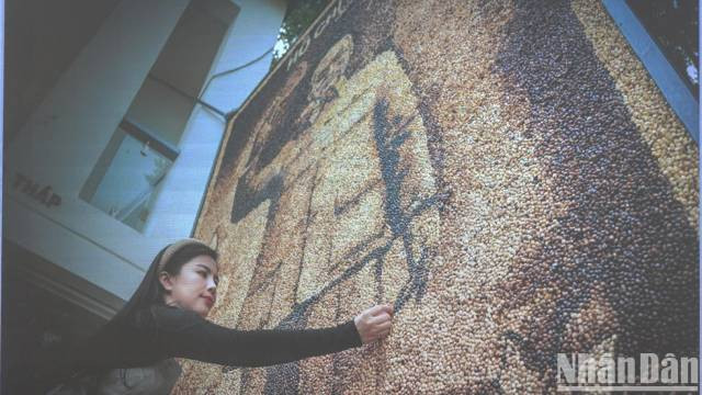 Le portrait du Président Hô Chi Minh en graines de lotus par l’artiste Le Moc Oanh. Photo : nhandan.vn