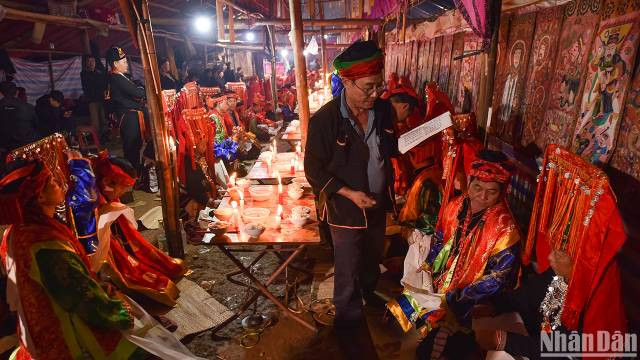 Un initié reçoit l’enseignement pour devenir officiant. Photo : nhandan.vn Un initié reçoit l’enseignement pour devenir officiant. Photo : nhandan.vn