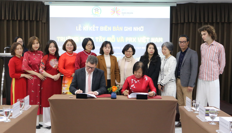 Lors de la cérémonie de signature du procès-verbal entre PRX-Vietnam et le collège de Tay Mo. Photo : Mai Khanh/NDEL