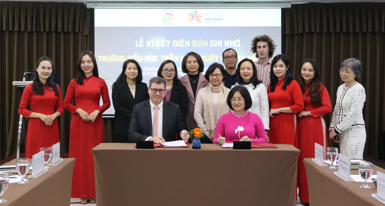 Lors de la cérémonie de signature du procès-verbal entre PRX-Vietnam et l’école primaire Tran Nhat Duat. Photo : Mai Khanh/NDEL