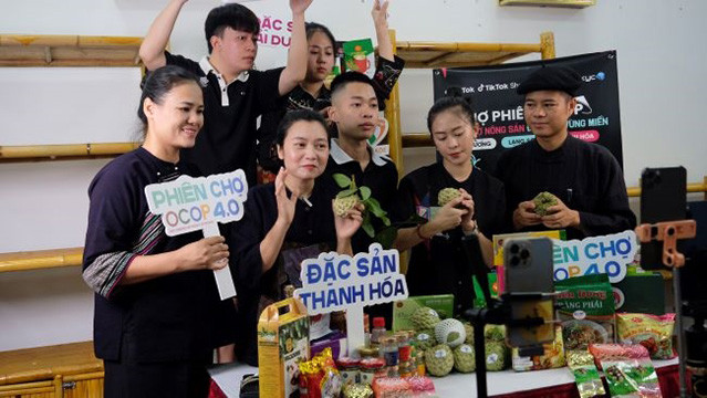 En plus des produits OCOP de Lang Son, les provinces de Thanh Hoa et Hai Duong présentent aussi leurs produits OCOP lors des livestreams shopping de la Foire OCOP. Photo : dangcongsan.vn