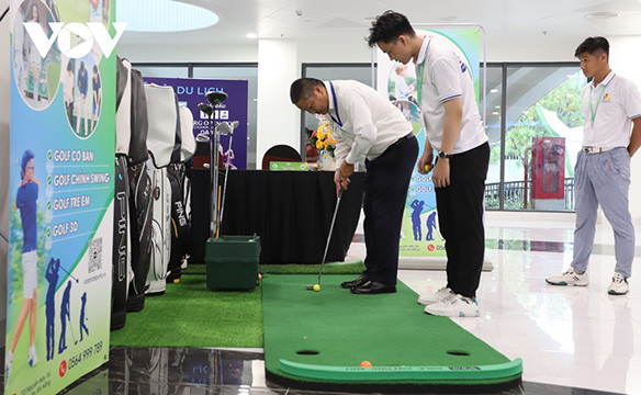 L’espace d’exposition des produits de golf situé au 1er étage du parc de l'APEC de Dà Nang. Photo : VOV. L’espace d’exposition des produits de golf situé au 1er étage du parc de l'APEC de Dà Nang. Photo : VOV.