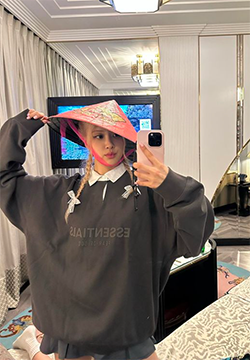 Rosé a posté une photo d'elle portant un « nón lá » (chapeau conique) vietnamien pris dans l'hôtel lors de sa tournée au Vietnam. Photo : thoidai.com.vn Rosé a posté une photo d'elle portant un « nón lá » (chapeau conique) vietnamien pris dans l'hôtel lors de sa tournée au Vietnam. Photo : thoidai.com.vn