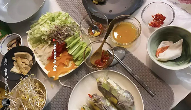 Rosé exprime son amour pour les plats vietnamiens. Photo : thoidai.com.vn Rosé exprime son amour pour les plats vietnamiens. Photo : thoidai.com.vn