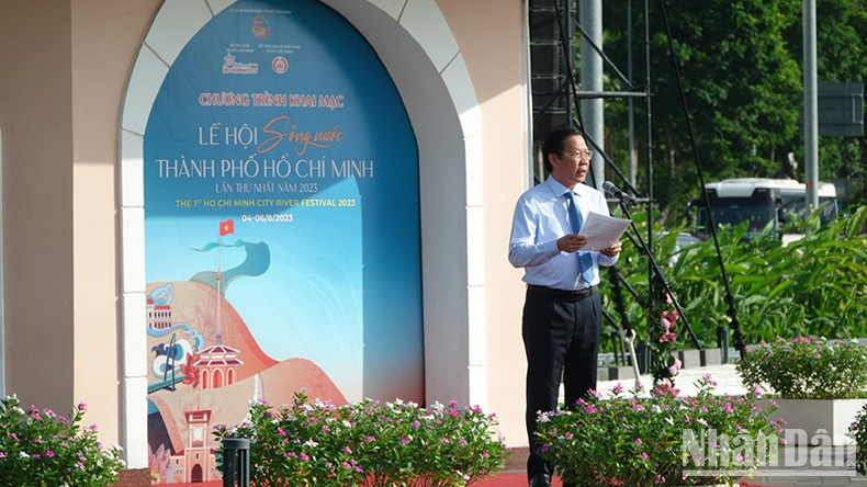 Le président du Comité populaire municipale de Hô Chi Minh-Ville, Phan Van Mai, s'exprime lors de la cérémonie d’ouverture du premier Festival fluvial de Hô Chi Minh-Ville. Photo : NDEL.