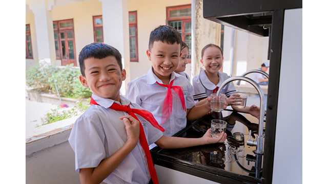 Les enfants sont contents de boire de l'eau propre provenant du système de traitement de l'eau potable financé par la Fondation Lifestart. Photo : baoquangnam.vn Les enfants sont contents de boire de l'eau propre provenant du système de traitement de l'eau potable financé par la Fondation Lifestart. Photo : baoquangnam.vn