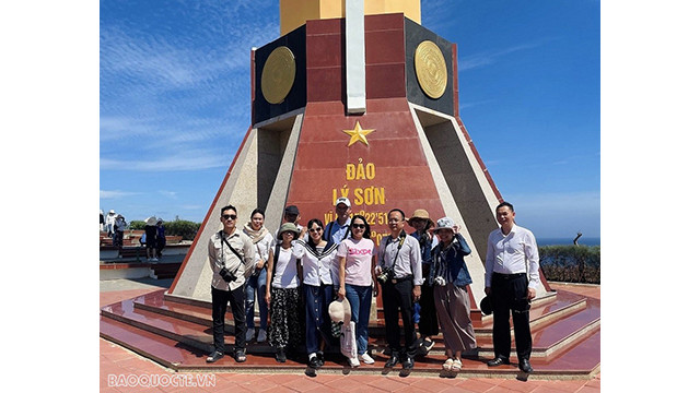 La délégation de la presse étrangère au mât de drapeau de Ly Son, situé sur le sommet de Thoi Loi, commune d’An Hai, district insulaire de Ly Son. Photo : baoquocte.vn La délégation de la presse étrangère au mât de drapeau de Ly Son, situé sur le sommet de Thoi Loi, commune d’An Hai, district insulaire de Ly Son. Photo : baoquocte.vn