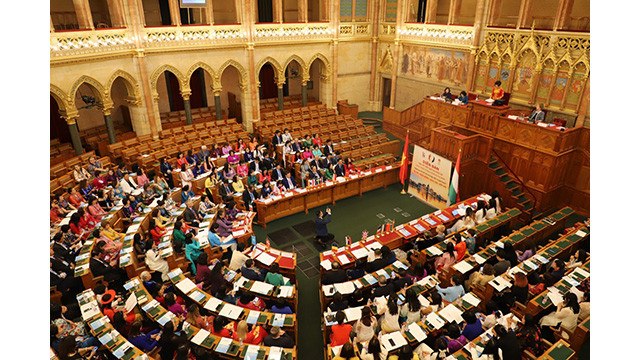 Le forum a eu lieu au siège du Parlement hongrois. Photo : thoidai.com.vn Le forum a eu lieu au siège du Parlement hongrois. Photo : thoidai.com.vn