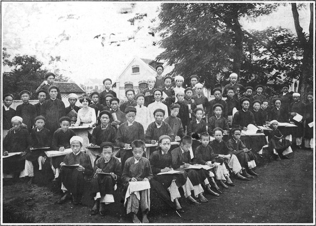 Les élèves participent à un cours des beaux-arts en plein air. Photo : danviet.vn Les élèves participent à un cours des beaux-arts en plein air. Photo : danviet.vn