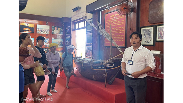 Les visiteurs à maison d’exposition du squelette du seigneur Baleine. Photo : baoquocte.vn Les visiteurs à maison d’exposition du squelette du seigneur Baleine. Photo : baoquocte.vn