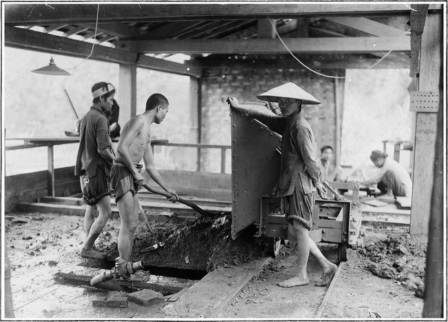 Ce livre a été publié pour la première fois en 1938. Dans ce livre, de nombreuses photos et images sur la vie des Vietnamiens il y a plus de 100 ans sont présentées aux lecteurs. Photo : danviet.vn Ce livre a été publié pour la première fois en 1938. Dans ce livre, de nombreuses photos et images sur la vie des Vietnamiens il y a plus de 100 ans sont présentées aux lecteurs. Photo : danviet.vn