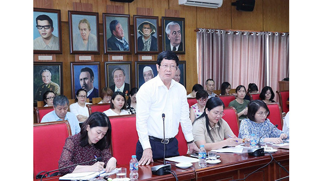 Des représentants des organisations populaires et des organismes discutent des questions posées par les organisations et les organisations populaires liées à la mobilisation, à la réception de l’aide et à la coopération avec les organisations non gouvernementales étrangères. Photo : Vufo.org