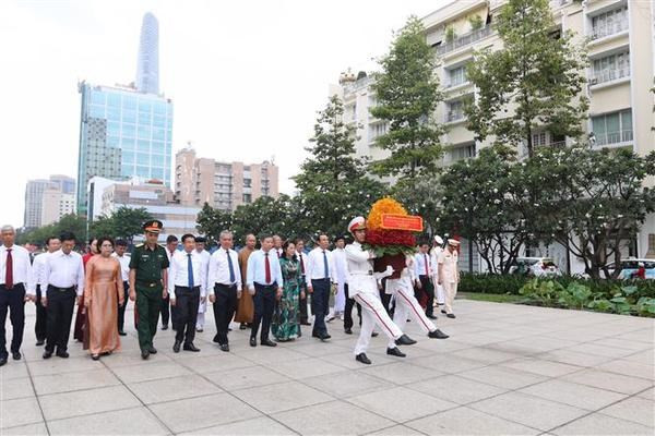 La délégation de dirigeants de Hô Chi Minh-Ville dépose des fleurs au parc monumental Hô Chi Minh. Photo : VNA. La délégation de dirigeants de Hô Chi Minh-Ville dépose des fleurs au parc monumental Hô Chi Minh. Photo : VNA.