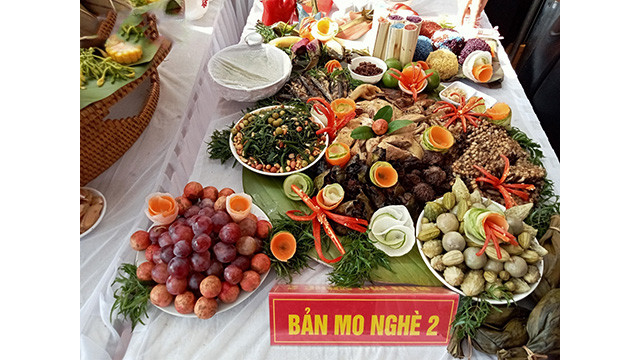 Dans le plateau de repas, la viande de canard et le gâteau « ít uôi », qui sont deux plats typiques de la fête du Têt des Thái blancs à Phù Yên. Photo : VOV.