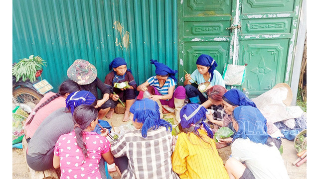 Le déjeuner des femmes Hà Nhì dans la vallée de Thê Pa lors de la saison des récoltes. Les gens apportent du riz enveloppé dans des feuilles avec des plats simples.