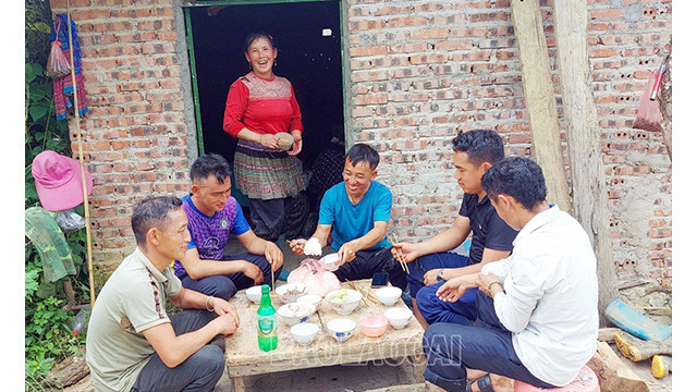 Même si le travail est dur, les moments de repos au plateau de riz apportent beaucoup de joie aux agriculteurs locaux. Photo : baolaocai.vn