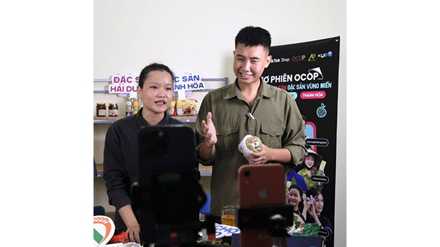 Des pommes cannelle de Lang Son lors des livestreams shopping sur TikTok Shop attirent bequcoup de clients. Photo : dangcongsan.vn